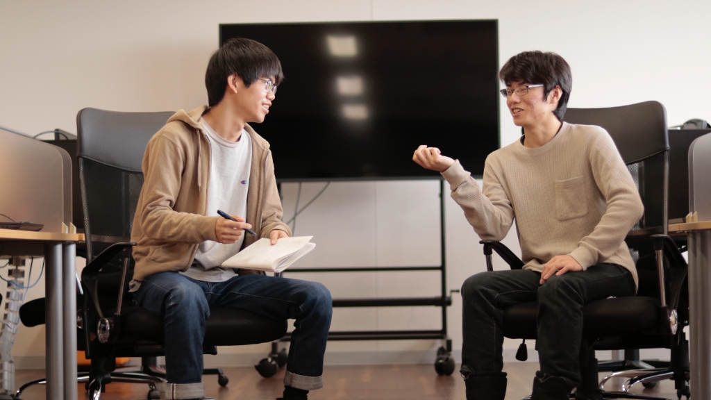 インタビュアーと本人の対談している写真