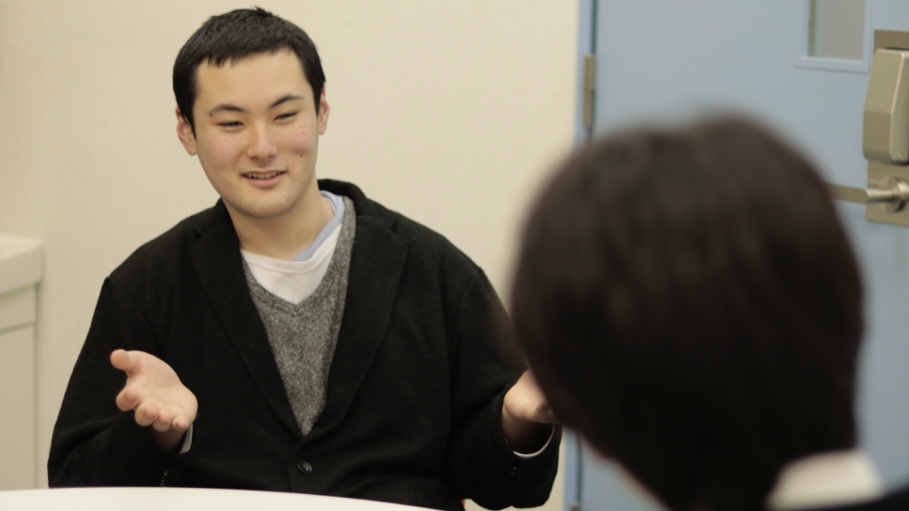 インタビュアーと本人の対談している写真