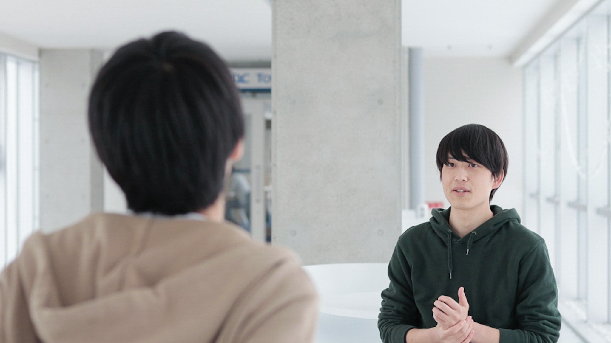 インタビュアーと本人の対談している写真